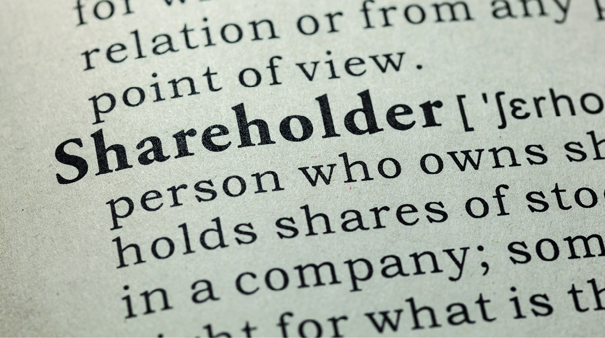 Nahaufnahme eines Wörterbucheintrags, der das Wort "Shareholder" in fettgedruckter Schrift zeigt. Der Eintrag beschreibt einen "Shareholder" als eine Person, die Aktien eines Unternehmens besitzt.
