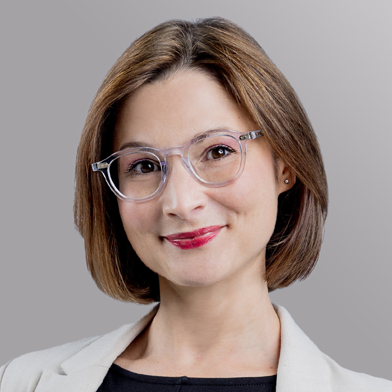 Julia Hartung, Maîtrise en Droit