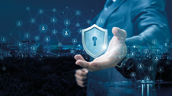 Ein Mann in Anzug hält eine Hand nach vorne, auf der ein Schild mit einem Schloss abgebildet ist. Im Hintergrund sind digitale Netzwerke mit Icons von Benutzern, die Cyber-Sicherheit symbolisieren. Die Szene vermittelt ein Gefühl von Schutz und Technologie.